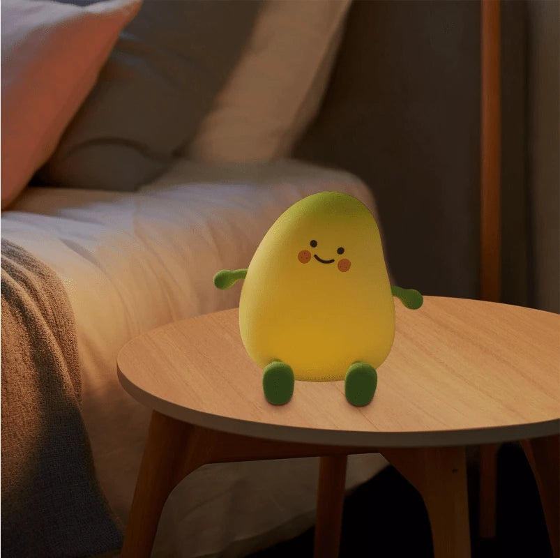 Veilleuse LumiBuddy Mangue posée sur table basse salon canapé gris lumière éteinte — Mon Univers - Mes Lumières