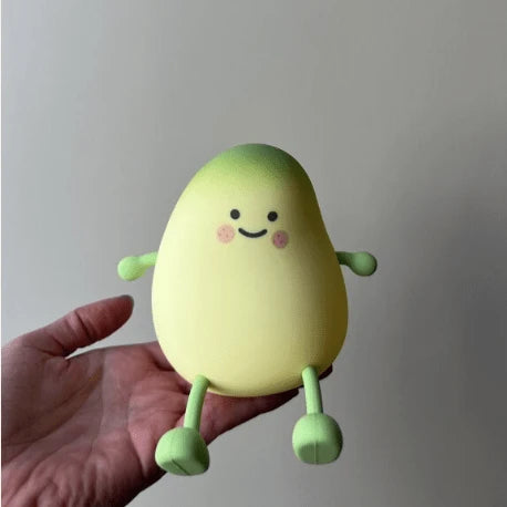 Veilleuse LumiBuddy Mangue tenue dans la main silicone souple vue de face — Mon Univers - Mes Lumières