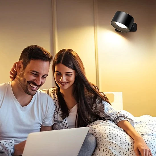 Applique Murale Chambre Design Nocturne Noir couple au lit laptop éclairage directionnel — Mon Univers - Mes Lumières