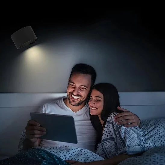 Applique Murale Chambre Design Nocturne Noir couple au lit tablette éclairage orienté ambiance nuit — Mon Univers - Mes Lumières