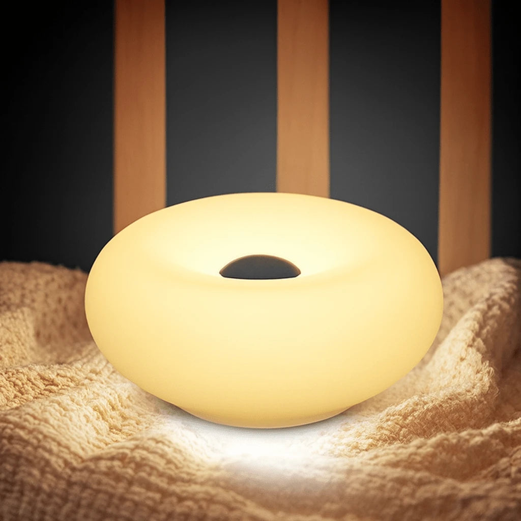 lampe de table donut blanc chaud sur couverture