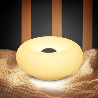 lampe de table donut blanc chaud sur couverture